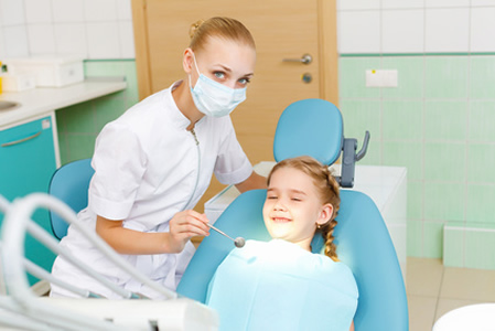 Kind mit Angst vor Zahnarzt