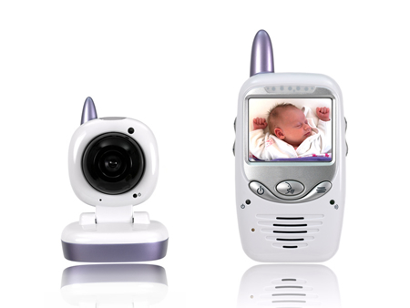 Baby im Videomonitor eines Babyphones