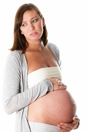 Frau mit ersten Schwangerschaftswehen SSW 31-33
