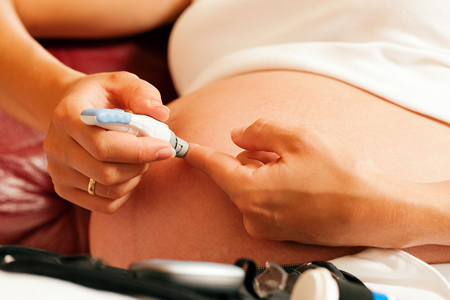 Schwangere macht Test auf Schwangerschaftsdiabetes