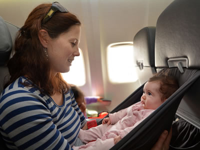 Babys könen ab drei Monaten mit ins Flugzeug.